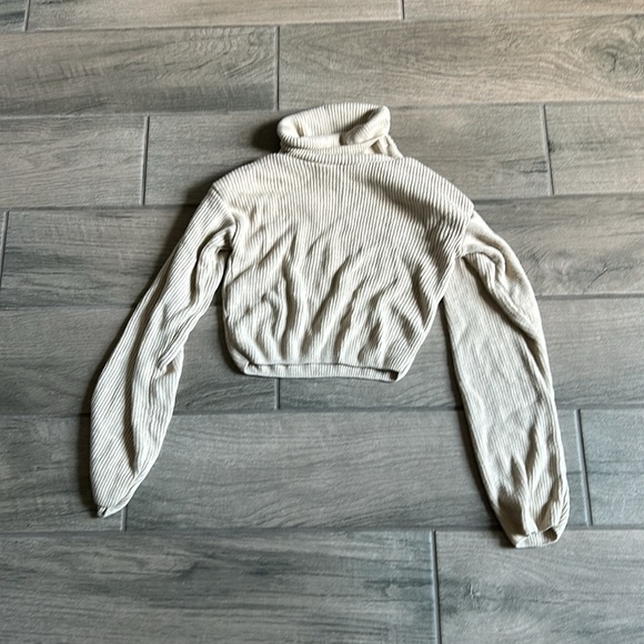 Cropped ribbed sweater with turtleneck - Picture 3 of 4